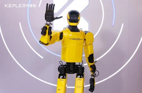 一場8小時(shí)直播，把人形機(jī)器人的“續(xù)航大戰(zhàn)”拉進(jìn)了現(xiàn)實(shí)